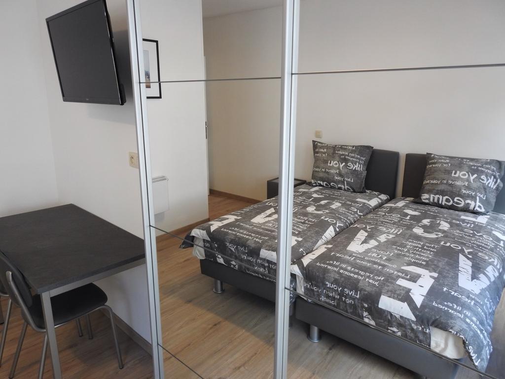 Les Voisins De Mr Sax Hotell Dinant Rom bilde